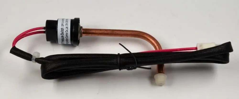 Niederdrucksensor mit einem Kupferrohr und Anschlusskabeln, hergestellt von Remko. Das Gerät dient zur Überwachung des Drucks in Klimaanlagen oder ähnlichen Systemen.