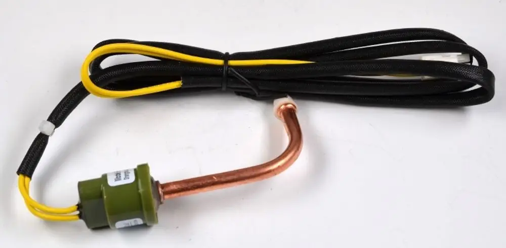 Hochdrucksensor mit einem Kupferrohr und elektrischen Anschlusskabeln, hergestellt von Remko. Das Produkt ist für technische Anwendungen konzipiert.