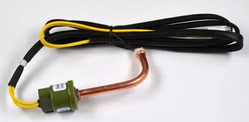 Hochdrucksensor mit einem Kupferrohr und elektrischen Anschlusskabeln, hergestellt von Remko. Das Produkt ist für technische Anwendungen konzipiert.