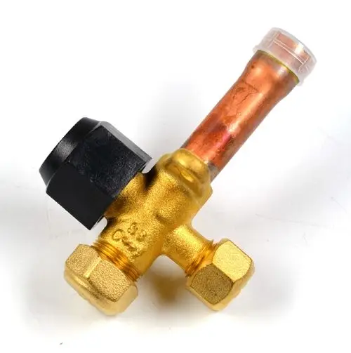 Absperrventil aus Messing mit schwarzem Kunststoffteil und einer Kupferleitung. Produkt von Remko, verwendet in der Kältetechnik.