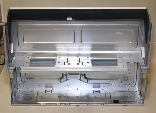 Produktgehäuse aus Metall mit verschiedenen Aussparungen und Befestigungselementen, deutlich das Modell von Remko erkennbar.