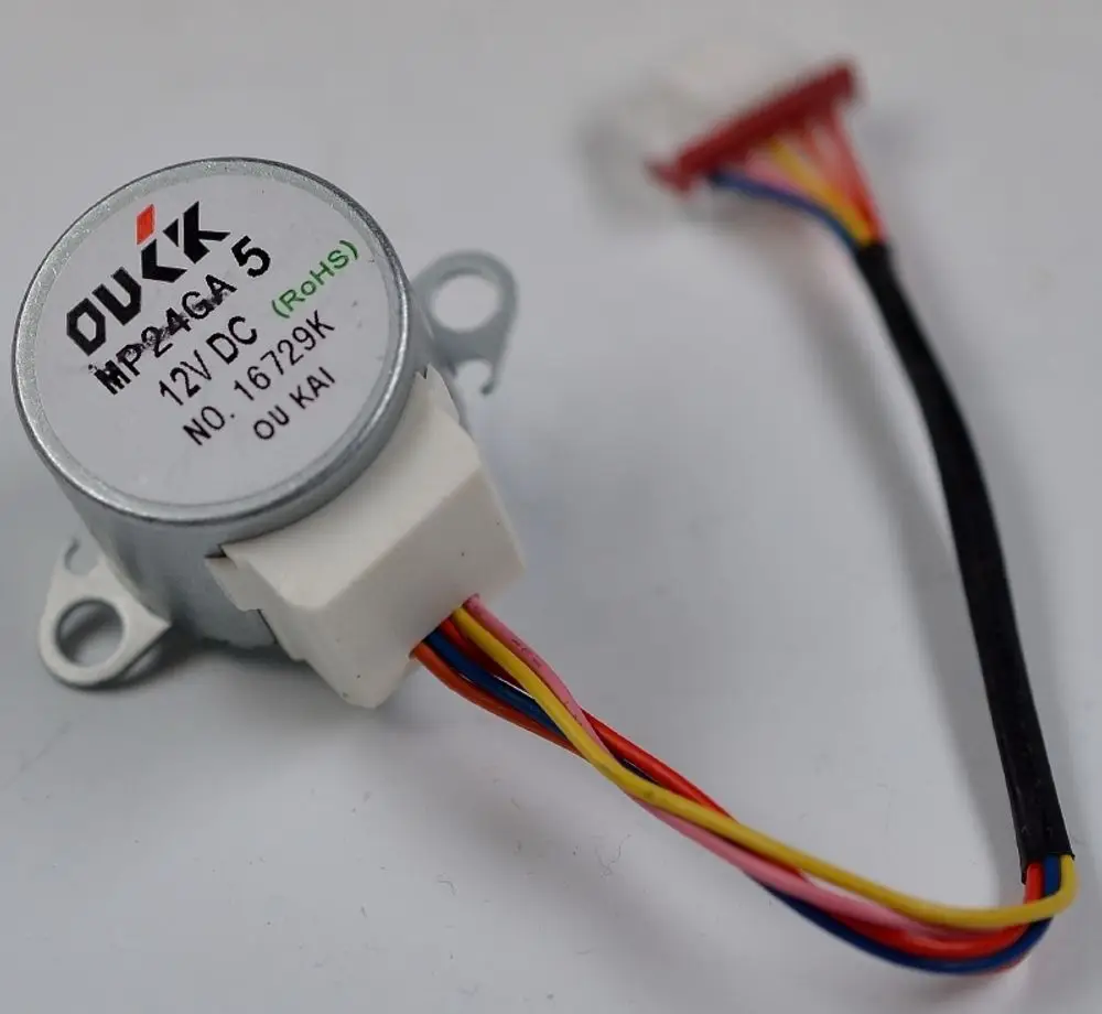 Kupferner Motor mit mehreren Drähten in verschiedenen Farben, möglicherweise für Anwendungen bei Remko Geräten. Er hat einen runden, metallischen Körper und einen Steckanschluss.