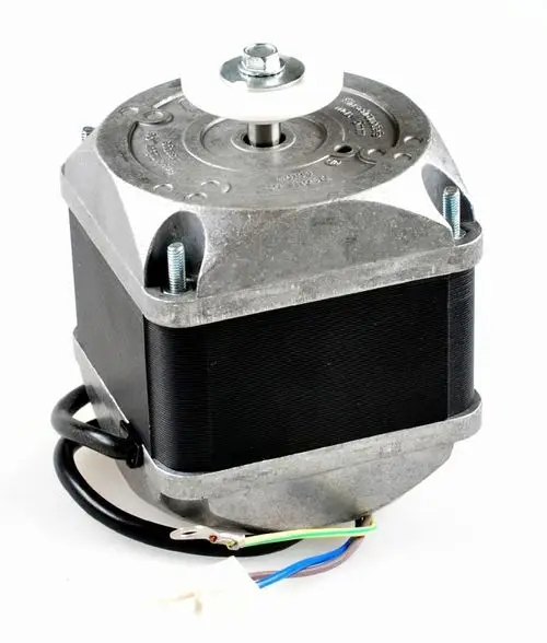 Ventilatormotor der Marke Remko, mit Metallgehäuse und Kabelanschlüssen, auf einer weißen Hintergrundfläche abgebildet.