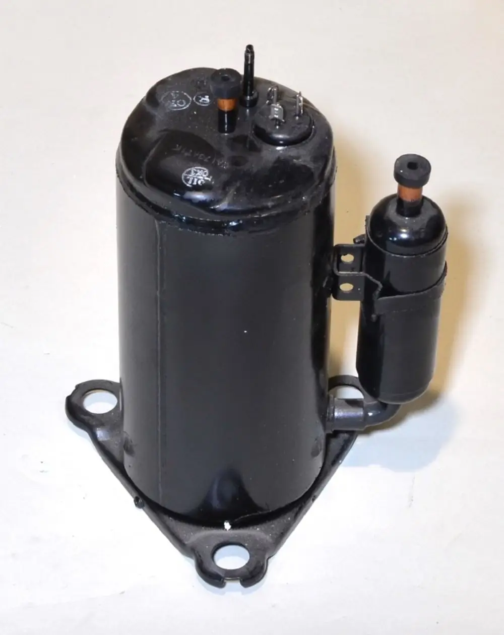 Kompressor von Remko, schwarzes Gehäuse mit zwei Anschlüssen, montierbare Basis, für Kältemittel R410A, dient zur Kühlung oder Klimatisierung.