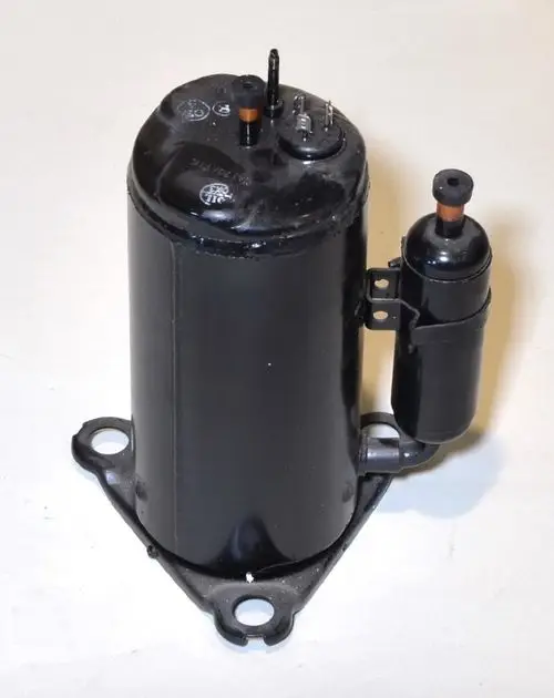 Kompressor von Remko, schwarzes Gehäuse mit zwei Anschlüssen, montierbare Basis, für Kältemittel R410A, dient zur Kühlung oder Klimatisierung.