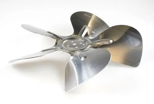 Ventilatorflügel aus Metall mit fünf gebogenen Klingen, präsentiert auf weißem Hintergrund. Produkt von Remko, geeignet für Lüftungsanwendungen.