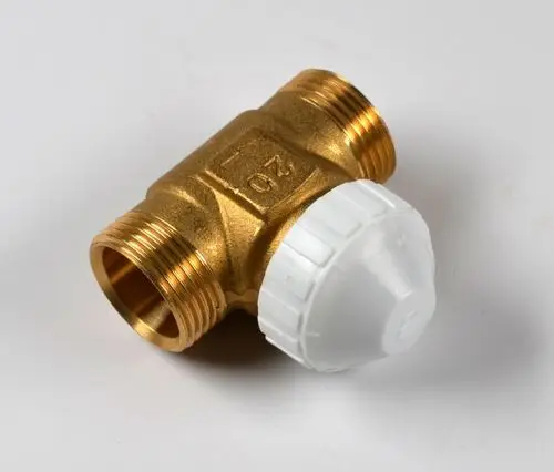Brass 2-Way Valve mit weißem Kunststoffdeckel, geeignet für flüssige Medien, von der Marke Remko, mit zwei Außengewinden.
