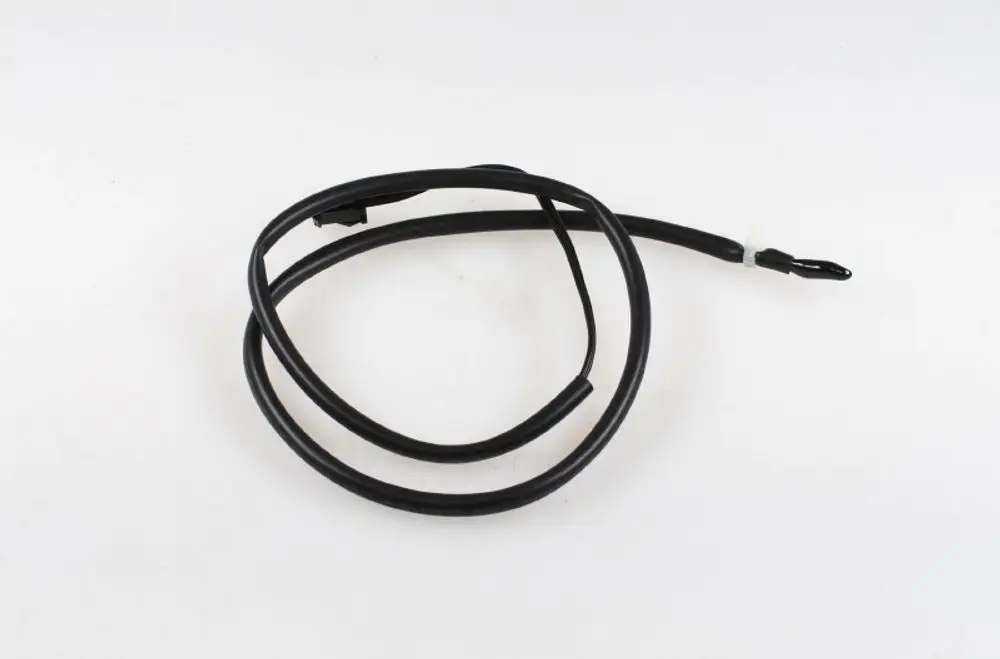 Schwarzes Kabel mit einer Verbindung und einem spitzen Ende, möglicherweise Teil eines Sensors von Remko. Liegt flach auf einer hellen Oberfläche.