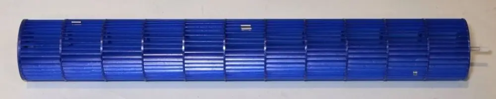 Blaues Ventilatorrad von Remko mit länglichen, durchgehenden Lamellen und unterschiedlichen Aussparungen auf der Oberfläche.