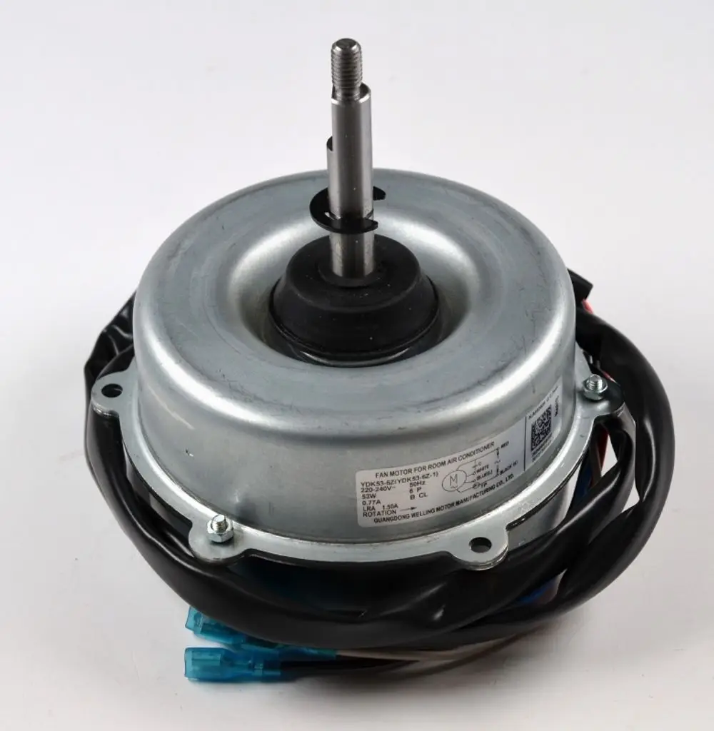 Ventilatormotor mit Metallgehäuse und Anschlusskabeln, verwendet in Klimaanlagen. Produziert von der Marke Remko.