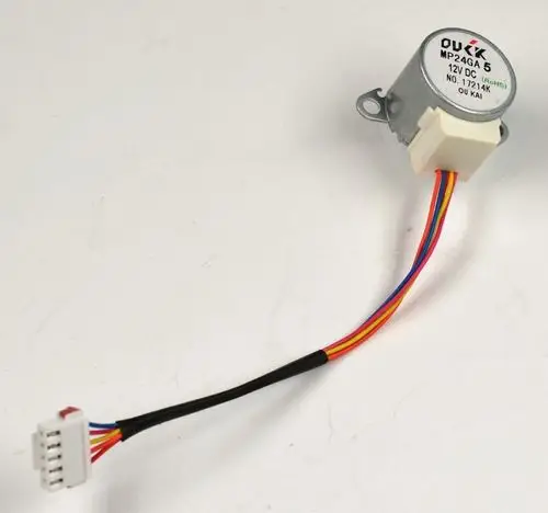 Swingmotor von Remko mit mehreren Anschlussdrähten. Der Motor hat eine runde Metallkonstruktion und ist für den Einsatz mit 12V DC ausgelegt.