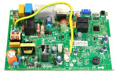 Steuerplatine von Remko, mit verschiedenen elektrischen Komponenten, Widerständen und Anschlüssen, auf einer grünen Leiterplatte.