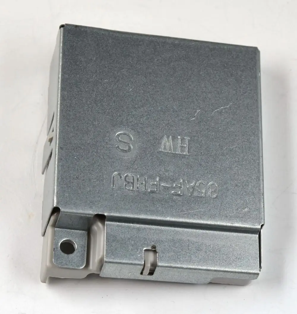 Metallische Abdeckung einer Klemmleiste in quadratischer Form, vermutlich von der Marke Remko. Auf der Oberfläche sind technische Angaben und das Typenschild erkennbar.