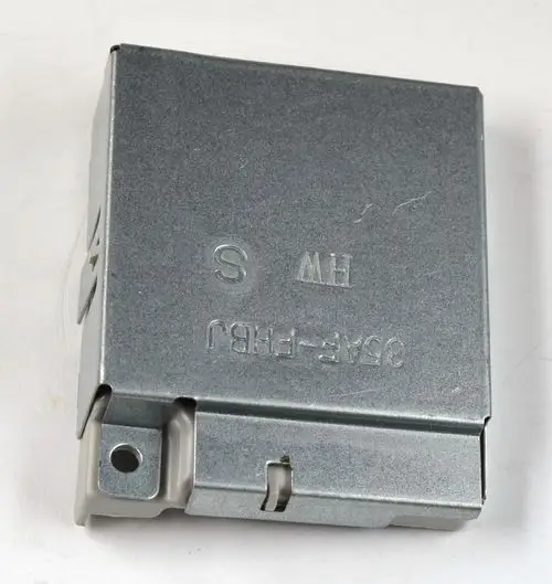 Metallische Abdeckung einer Klemmleiste in quadratischer Form, vermutlich von der Marke Remko. Auf der Oberfläche sind technische Angaben und das Typenschild erkennbar.