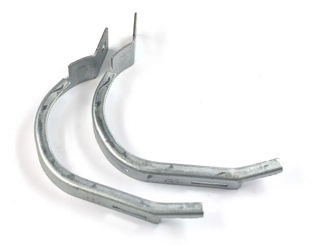 Zwei metallische Halterungen zur Aufhängung eines Ventilatormotors, gefertigt von Remko. Die Teile sind gebogen und haben seitliche Öffnungen zur Befestigung.