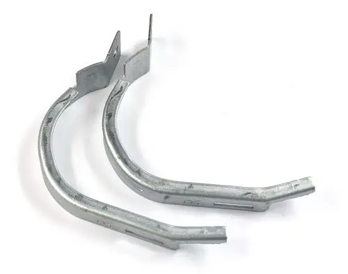 Zwei metallische Halterungen zur Aufhängung eines Ventilatormotors, gefertigt von Remko. Die Teile sind gebogen und haben seitliche Öffnungen zur Befestigung.