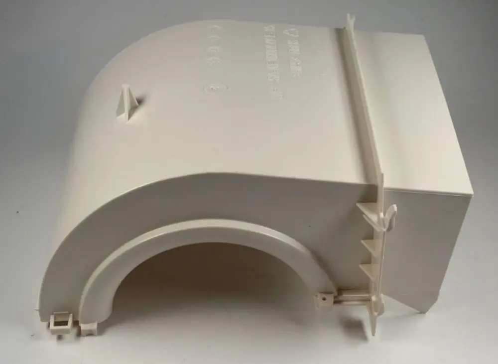 Weiße Ventilatorverkleidung von Remko, mit abgerundeter Form und Montageschlitzen, auf einem einfarbigen Hintergrund abgebildet.
