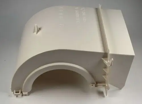 Weiße Ventilatorverkleidung von Remko, mit abgerundeter Form und Montageschlitzen, auf einem einfarbigen Hintergrund abgebildet.