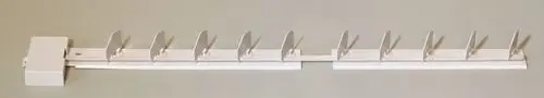 Luftaustrittslamelle von Remko, mit mehreren vertikalen Lamellen auf einer horizontalen Schiene, zur Luftverteilung in Innenräumen.