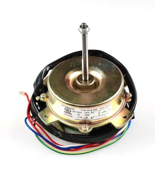 Ventilatormotor mit mehreren farbigen Anschlusskabeln. Blick auf die Vorderseite mit einem zentralen Wellenstift. Hersteller: Remko.