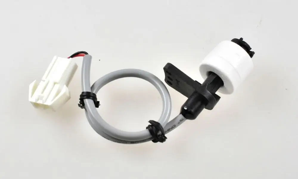 Schwimmerschalter von Remko mit Kabelanschluss. Das Produkt hat eine weiße Zylinderform und ist mit einem grauen Kabel verbunden.