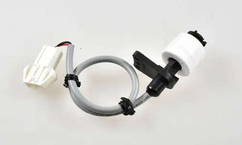 Schwimmerschalter von Remko mit Kabelanschluss. Das Produkt hat eine weiße Zylinderform und ist mit einem grauen Kabel verbunden.