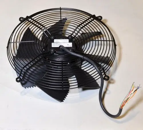 Schwarzer Ventilator mit metalldraht Gitter und Mehrfarbigen Kabeln, ausgehend von einem zentralen Motor. Produkt gehört zur Marke Remko.