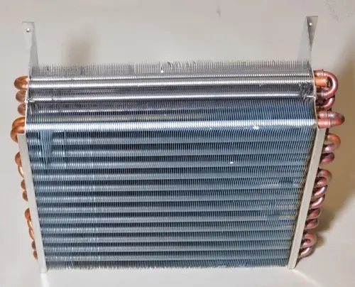 Lamellen Tauscherpaket von Remko, mit Kupferrohren und Aluminiumlamellen, für den Einsatz in Kühl- und Heizsystemen.