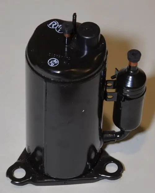 Remko Verdichter mit schwarzer Oberfläche und zwei Anschlüssen, einer mit Dichtung. Das Produkt ist in zylinderförmiger Bauweise gestaltet und hat eine stabile Basis.