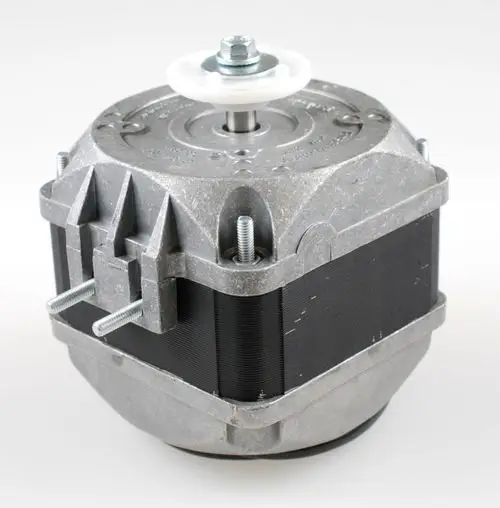 Ventilatormotor von Remko, aufgebaut mit metallem Gehäuse, Schrauben und einer Kunststoffscheibe oben. Das Produkt ist kompakt und dient wahrscheinlich zur Luftzirkulation.