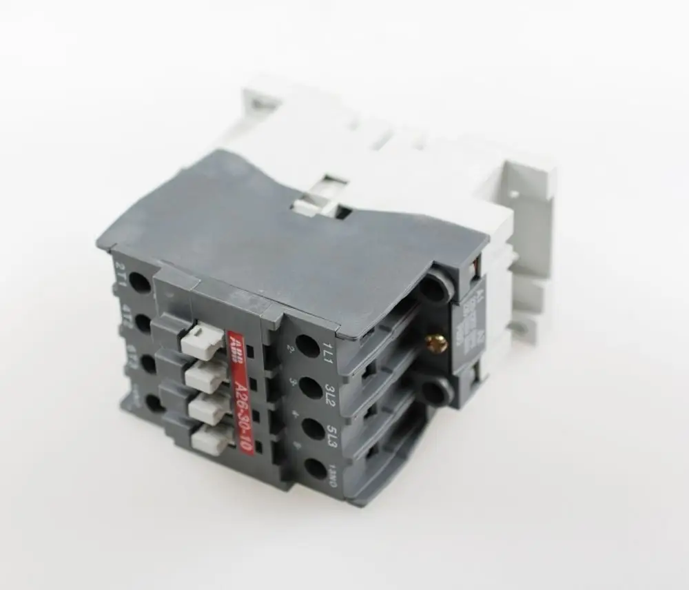 Kompressorrelais von Remko, mit mehreren Anschlussklemmen, in grau und schwarz, für die elektrische Steuerung von Kompressoren, auf heller Hintergrund.