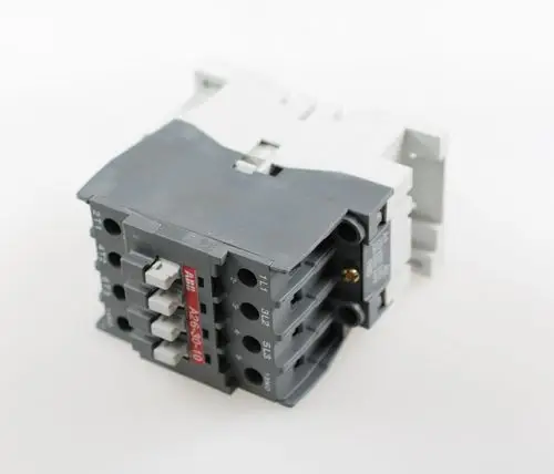 Kompressorrelais von Remko, mit mehreren Anschlussklemmen, in grau und schwarz, für die elektrische Steuerung von Kompressoren, auf heller Hintergrund.