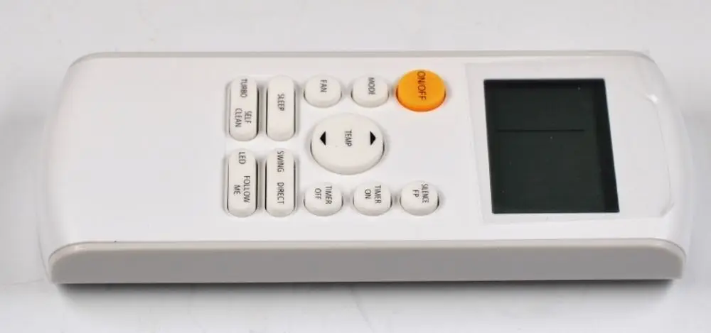 Weißer Remote-Control mit Tasten zur Steuerung, einschließlich „Ein/Aus“, Temperatur- und Ventilatoreinstellungen, gehört zur Marke Remko. Display oben zeigt Informationen an.