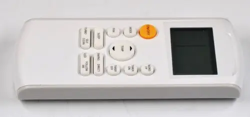 Weißer Remote-Control mit Tasten zur Steuerung, einschließlich „Ein/Aus“, Temperatur- und Ventilatoreinstellungen, gehört zur Marke Remko. Display oben zeigt Informationen an.