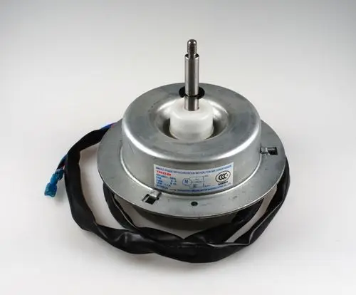 Ventilatormotor von Remko mit einer runden, metallischen Gehäusekonstruktion und elektrischen Anschlusskabeln für den Einsatz in Klimaanlagen.