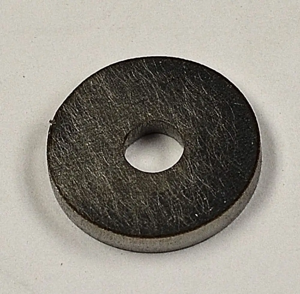 Runde, flache Metallscheibe mit zentralem Loch, hergestellt von Remko. Das Produkt ist in einer neutralen Umgebung abgebildet.