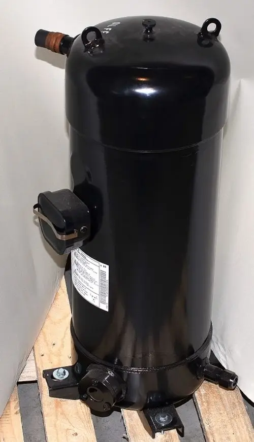 Schwarzer Kompressor mit mehreren Anschlüssen und einer Beschriftung. Das Produkt stammt von Remko und steht auf einer Holzpalette.