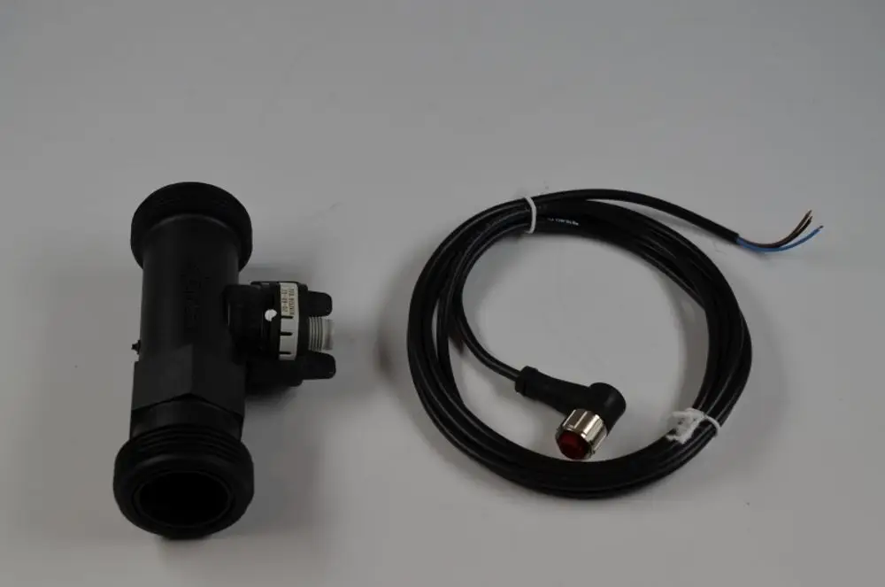 Schwarzer Durchflusssensor mit Anschlusskabel, seitlicher Anschluss und einem Leser für Messdaten, hergestellt von Remko.