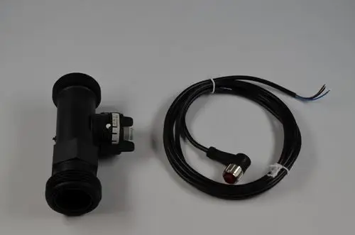 Schwarzer Durchflusssensor mit Anschlusskabel, seitlicher Anschluss und einem Leser für Messdaten, hergestellt von Remko.