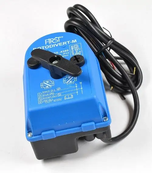 Blaues elektrisches Gerät mit abnehmbarem Hebel und Kabelanschlüssen. Es sind beschriftete Anschlusszeichen für die Verdrahtung sichtbar. Hergestellt von Remko.
