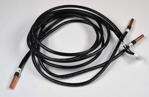 Temperatursensor von Remko mit mehreren Kabeln und Kupferenden, verknüpft für Messungen in Kältesystemen, dargestellt auf einem weißen Hintergrund.
