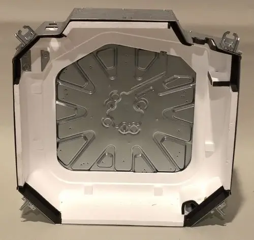 Gerätegehäuse in hellen und grauen Farbtönen, innen mit metallischer Oberfläche, von Remko. Das Gehäuse hat eine sechseckige Form und mehrere Anschlussmöglichkeiten.