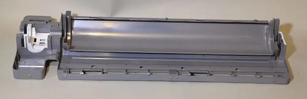 Remko-Geräterücken in grauer Ausführung, bestehend aus einem Hauptgehäuse mit einer runden, glatten Oberfläche und einem weißen Anschlussbereich auf der linken Seite.