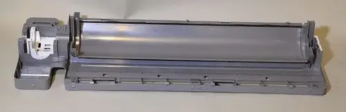 Remko-Geräterücken in grauer Ausführung, bestehend aus einem Hauptgehäuse mit einer runden, glatten Oberfläche und einem weißen Anschlussbereich auf der linken Seite.