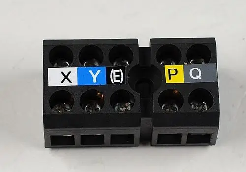 Klemmblock von Remko mit mehreren Anschlussklemmen, beschriftet mit den Buchstaben X, Y, E, P und Q, für elektrische Verbindungen.