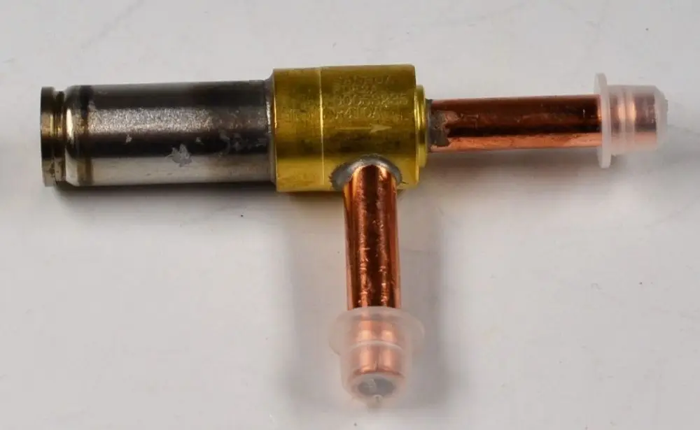 Magnetventil mit metallischem Gehäuse und Kupferleitungen, hergestellt von Remko, mit Anschlüssen für Flüssigtransport.
