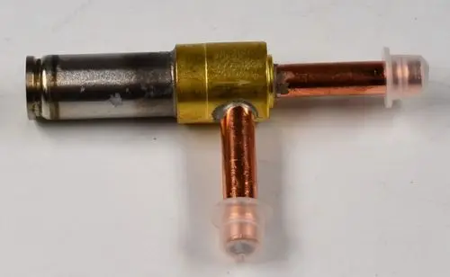 Magnetventil mit metallischem Gehäuse und Kupferleitungen, hergestellt von Remko, mit Anschlüssen für Flüssigtransport.