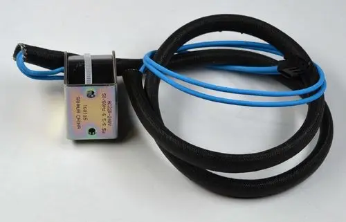Magnetventilspule mit schwarzem Gehäuse und zwei blauen Kabeln, hergestellt von Remko. Die Spule ist für Anwendungen in pneumatischen oder hydraulischen Systemen geeignet.