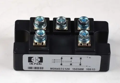 Phasenfolgerelais von Remko mit mehreren Anschlussklemmen, sichtbar auf einer schwarzen Basis, beschriftet mit elektrischen Symbolen und Produktinformationen.