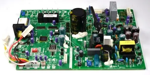 Grüne Steuerplatine von Remko mit verschiedenen elektronischen Komponenten, darunter Kondensatoren, Widerstände und Steckanschlüsse, zur Verwendung in einem technischen Gerät.